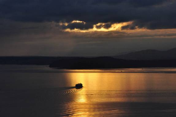 Ferry navega durante maravilhoso fim de tarde na baía de Seattle, visto do alto da Space Needle (no estado de Washington, costa oeste dos Estados Unidos)